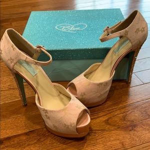 Betsy Johnson Pink Laced Open Toe Heel size 9